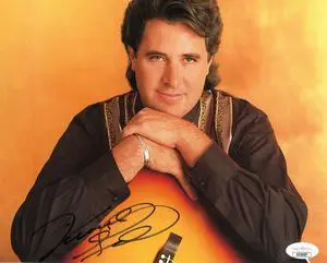 Vince Gill signed 8x10 Photo- JSA Hologram #GG38087 (country music)