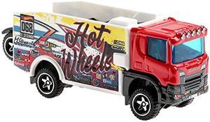 Hot Wheels Track Trucks, Racing Rig with 1 Hot Wheels 1:64 Scale Car, Works on Track, Gift for Collectors & Kids Ages 3 Years Old & Up [Styles May Vary]