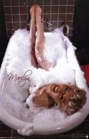 Marilyn Monroe Poster Print (22 x 34) Marilyn Monroe Poster Print (22 x 34)