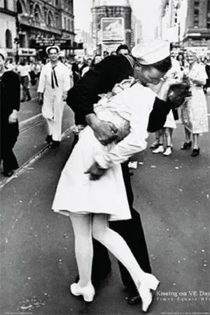 Sailors Kiss VJ day NYC Poster (24 x 36) Sailors Kiss VJ day NYC Poster (24 x 36)