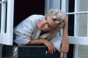 Marilyn Monroe - Window Ledge Poster Print (36 x 24) Marilyn Monroe - Window Ledge Poster Print (36 x 24)