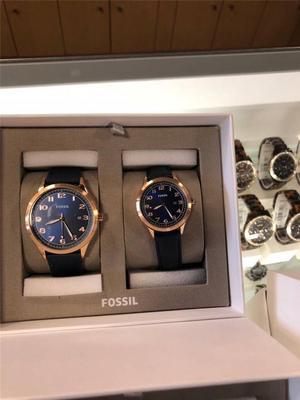 Fossil BQ2470 His and Her Wylie Three-Hand Navy Leather Watch Box Set