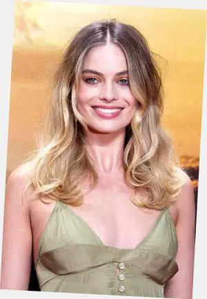Margot Robbie Poster 24"x36" 24x36