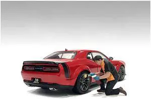 "Detail Masters" Figure 1 (Wheel Cleaning) for 1/18 Scale Models by American Diorama