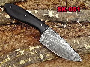 7.5" Long Damascus steel hand forged compact skinning Knife, 4" drop point full tang blade, Bull horn scale, Cow hide Leather sheath