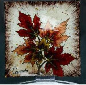 V25-262 - CANADA SOUVENIR SERVING TRAY MAPLE LEAF GLASS 9.5X9.5IN