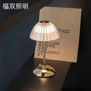 1 Pcs Crystal retro lamp bedroom bedside lamp light luxury atmosphere lamp nightstand lamp charging small night light Master bedroom advanced sense