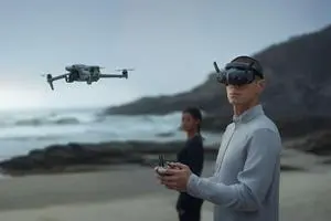DJI 3 FPV Goggles, featuring a Micro-OLED screen, O4 HD video transmission, adjustable diopter settings, true picture-in-picture (PIP), and a wireless transmission kit DJI 3 FPV Goggles, featuring a Micro-OLED screen, O4 HD video transmission, adjustable diopter settings, true picture-in-picture (PIP), and a wireless transmission kit