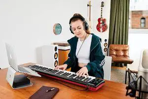 SE61 - USB MIDI Controller Keyboard with  DAW Integration, Black