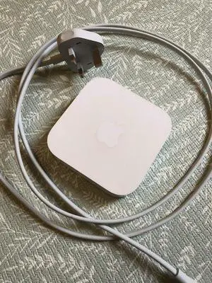 Airport Express A1392 MC414LL/A 802.11n 600 Mbps 1-Port 10/100 Wireless Wi-Fi Router AirPlay WiFi for Apple - (Cable Length: US)