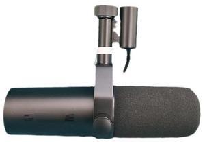 trade SM7D8 wired dynamic microphone for live recording, dubbing, hosting radio programs, game solutions.
speaking on the microphone.