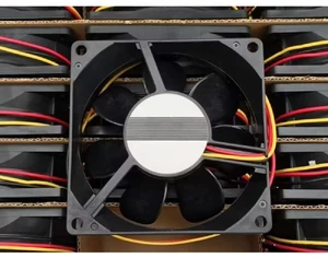 Motor 109R0824H4D011, DC 24V, 0.07A, 80x80x25mm, three-wire cooling fan. Motor 109R0824H4D011, DC 24V, 0.07A, 80x80x25mm, three-wire cooling fan.