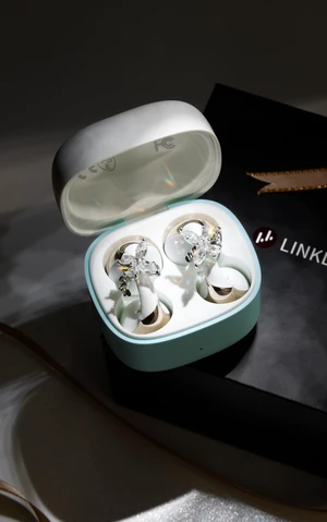 Linklike C-Flow Couture Edition: Butterfly Clip-on EarbudsCerulean Gold Linklike C-Flow Couture Edition: Butterfly Clip-on EarbudsCerulean Gold