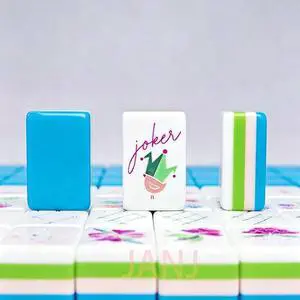 A mahjong player is playing mahjong with four layers of acrylic European-style mahjong leisure color-matched playing cards. A mahjong player is playing mahjong with four layers of acrylic European-style mahjong leisure color-matched playing cards.