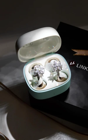Linklike C-Flow Couture Edition: Snowflake Clip-on EarbudsCerulean Gold Linklike C-Flow Couture Edition: Snowflake Clip-on EarbudsCerulean Gold