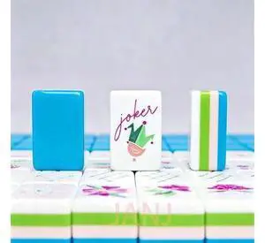 A mahjong player is playing mahjong with four layers of acrylic European-style mahjong leisure color-matched playing cards. A mahjong player is playing mahjong with four layers of acrylic European-style mahjong leisure color-matched playing cards.
