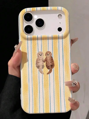 Bks 1pc Full Coverage Lychee Texture Cute Holding Hands Otter Baby Light Yellow Striped Fashion Phone Case, Ins Healing Style Solid Color Phone Case, Perfect For Summer Use, Compatible With IPhone16/1 Bks 1pc Full Coverage Lychee Texture Cute Holding Hands Otter Baby Light Yellow Striped Fashion Phone Case, Ins Healing Style Solid Color Phone Case, Perfect For Summer Use, Compatible With IPhone16/1