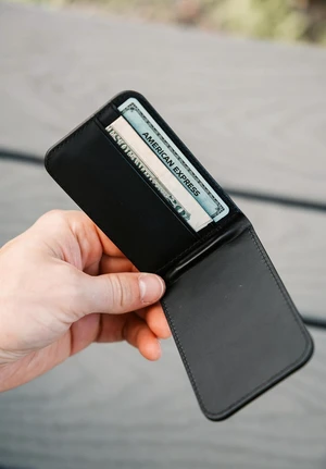 UAG Metropolis Slim Wallet, MagSafe Compatible, PU Vegan Leather Black UAG Metropolis Slim Wallet, MagSafe Compatible, PU Vegan Leather Black