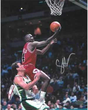 Craig Hodges signed Chicago Bulls 8x10 Photo vs Milwaukee Bucks (3X 3 Point Shooting Contest Winner)