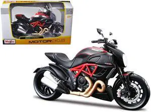 Ducati Diavel Red and Carbon 1/12 Diecast Motorcycle Model by Maisto