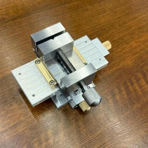 High Precision Manual XY Cross Slide Table with Lead Screw Drive Flat Vise High Precision Manual XY Cross Slide Table with Lead Screw Drive Flat Vise