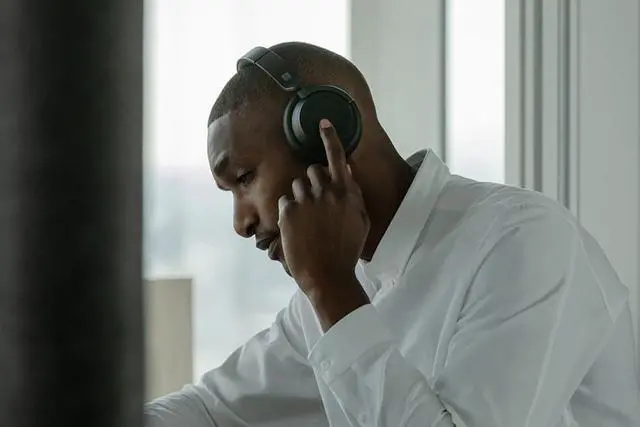 Alt view image 6 of 10 - Microsoft - Surface Headphones 2 - Wireless Noise Cancelling Over-the-Ear with Cortana - Matte Black