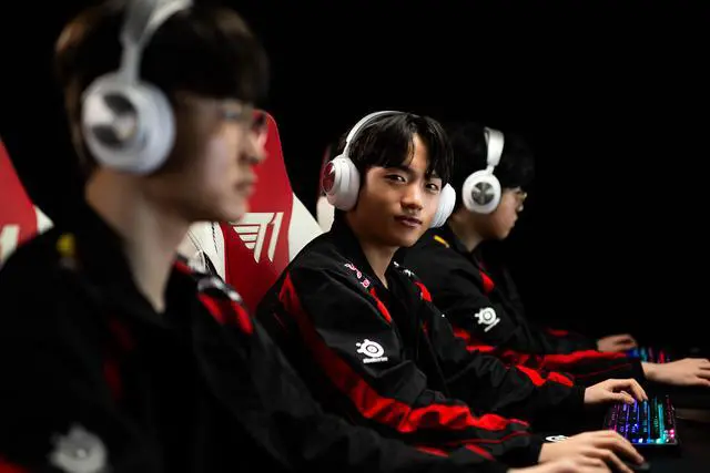 Alt view image 12 of 17 - SteelSeries Arctis Nova Pro Wireless Multi-System Gaming Headset - Premium Hi-Fi Drivers - Active Noise Cancellation - Infinity Power System - PC, PS5/PS4, Switch, Mobile, White