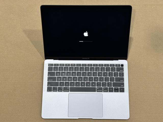 Apple MacBook Air Laptop Intel Core i5 8th Gen 8210Y (1.60GHz) 8GB Memory  128 GB SSD Intel UHD Graphics 617 13.3