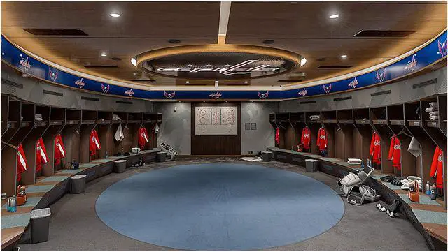 Alt view image 4 of 7 - NHL 21 Standard Edition - Xbox One