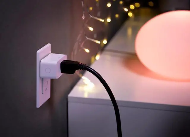 Alt view image 4 of 5 - Philips Hue 552349 Smart Plug