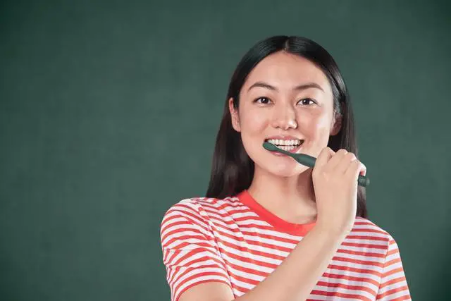 Alt view image 4 of 16 - Philips One by Sonicare Rechargeable Toothbrush, Green, (HY1200/28)