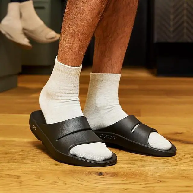 Alt view image 3 of 3 - OOFOS - Unisex OOahh Sport - Post Run Recovery Slide Sandal - Black - M9/W11