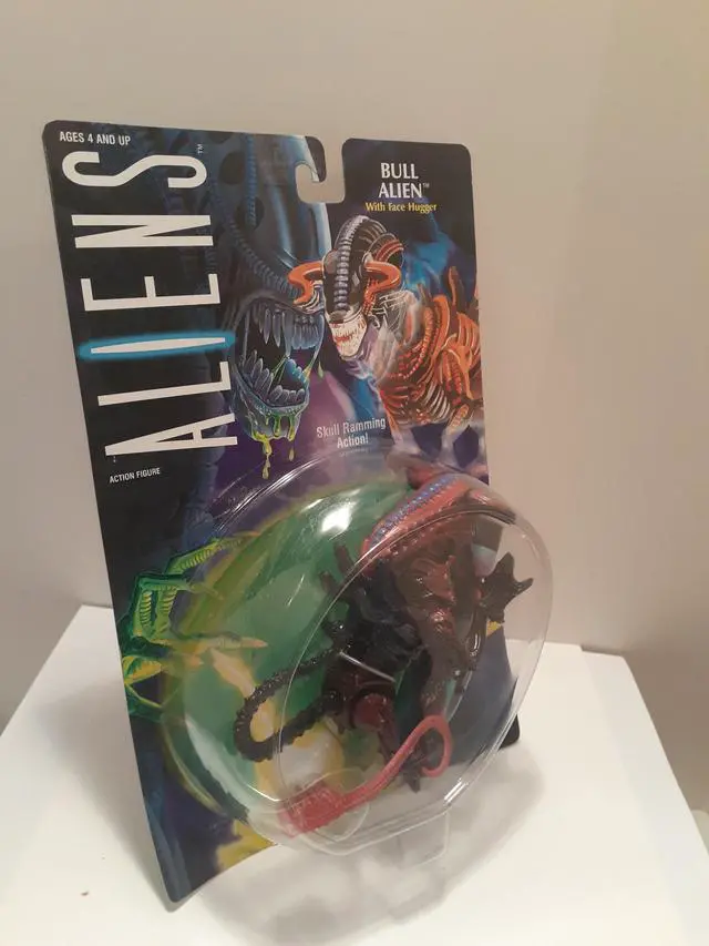 Alt view image 2 of 2 - Kenner Aliens Bull Alien with Face Hugger Action Figure