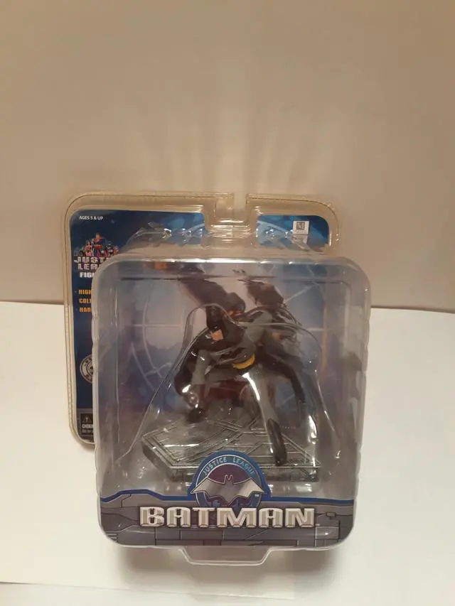 Alt view image 2 of 2 - Justice League Batman Resin Figurine