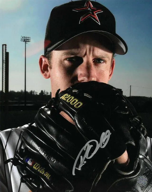 Main image of Roy Oswalt signed Houston Astros 8x10 Photo- AWM Hologram (close up)