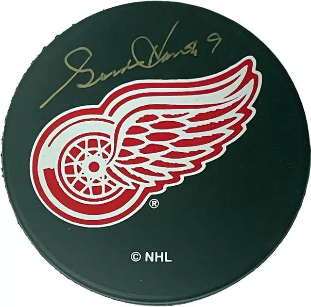 Main image of Gordie Howe signed Detroit Red Wings Old Logo NHL Hockey Puck #9 w/ Case- Beckett Review (HOF/Mr Hockey)