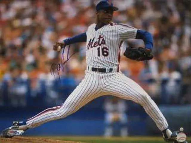 Main image of Athlon CTBL-011480 Dwight Gooden Signed New York Mets Photo - MLB Hologram - 16 x 20