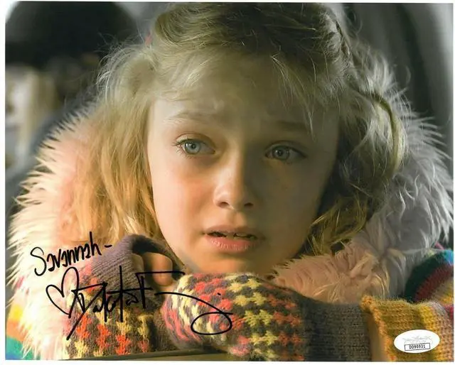 Main image of Dakota Fanning signed 2005 War of the Worlds 8x10 Photo Savannah- JSA Hologram #DD90931