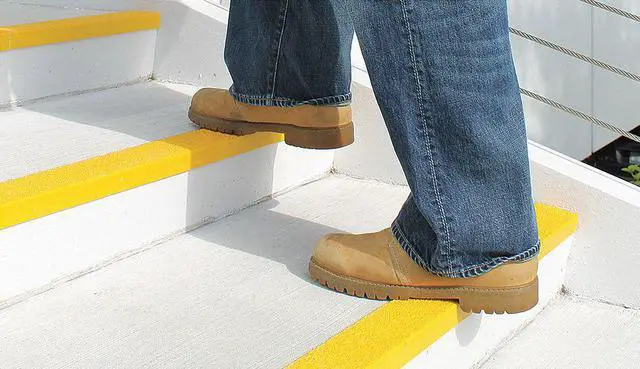 Main image of RUST-OLEUM 271818 Stair Nosing,Ylw,32inW,Plstic/Fiberglass