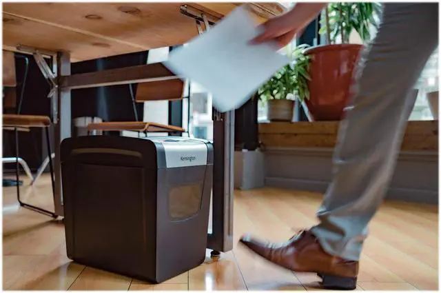 Alt view image 2 of 8 - WITH ITS P4 CROSSCUT CAPABILITY ABILITY TO SHRED 10 SHEETS AT ONCE ANTIJAM