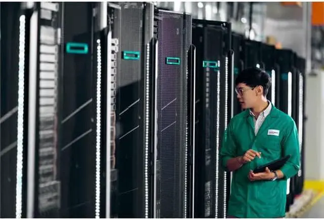 Alt view image 2 of 3 - HPE ProLiant DL20 Gen10 Plus 2SFF HDD Enablement Kit P45450B21