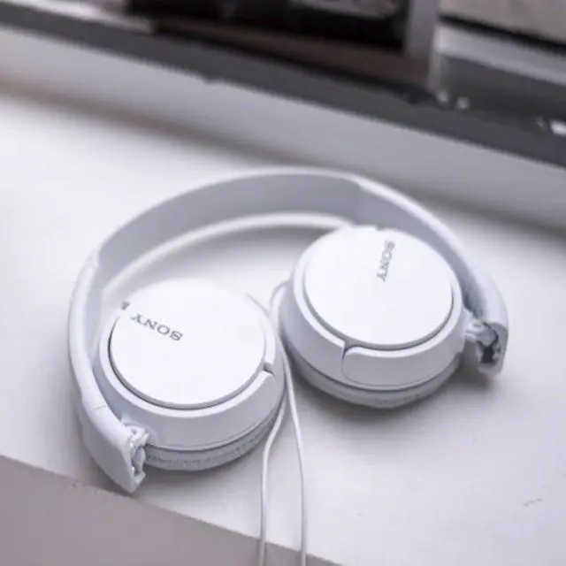 Main image of Over On Ear Best Stereo Extra Bass Portable Headphones Headset for Apple iPhone iPod/Samsung Galaxy / mp3 Player / 3.5mm Jack Plug Cell Phone (White)