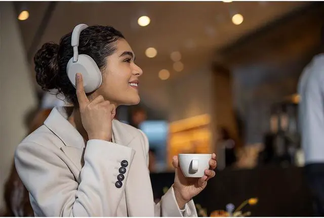 Alt view image 6 of 20 - Sony WH-1000XM5 Noise-Canceling Wireless Over-Ear Headphones (Silver)