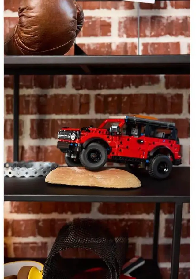 Alt view image 4 of 7 - LEGO 42213 Technic Ford Bronco SUV