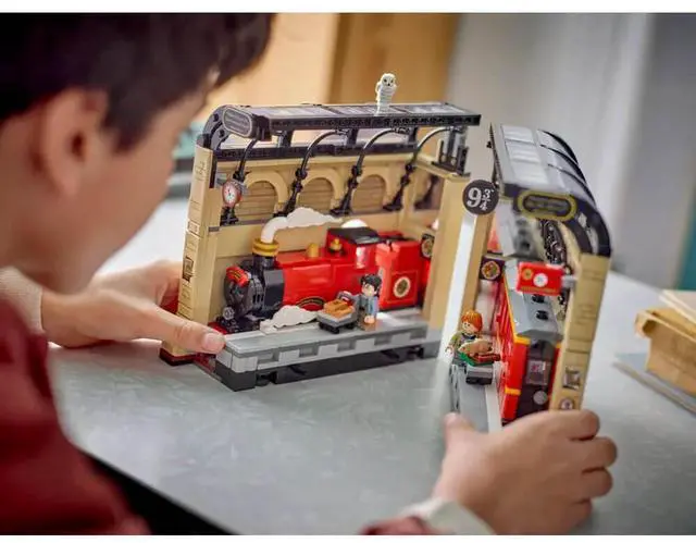 Alt view image 4 of 7 - LEGO 76450 Harry Potter Book Nook: Hogwarts Express