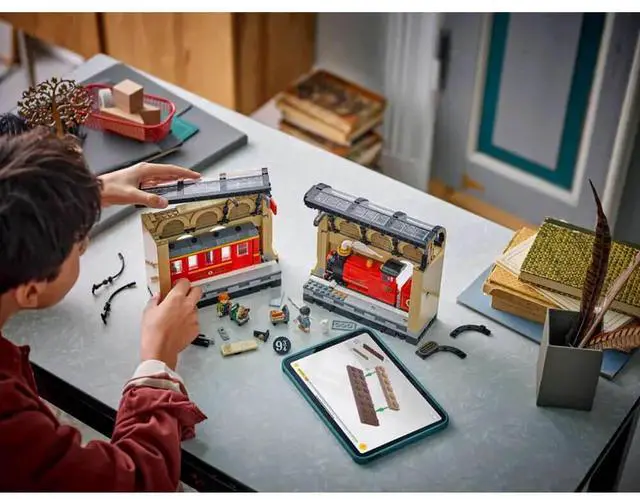 Alt view image 5 of 7 - LEGO 76450 Harry Potter Book Nook: Hogwarts Express