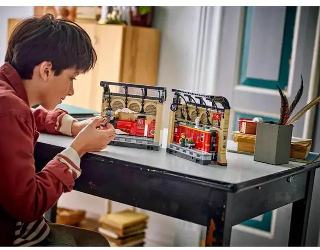 Alt view image 3 of 7 - LEGO 76450 Harry Potter Book Nook: Hogwarts Express