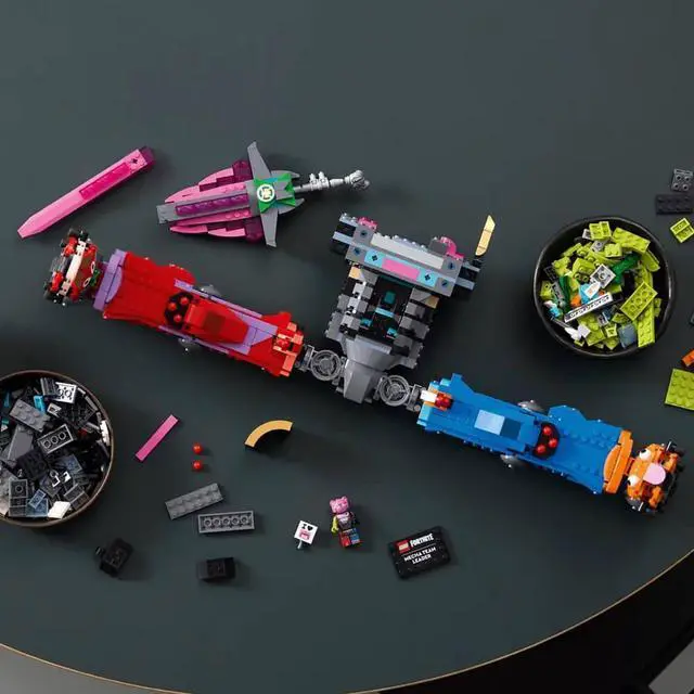 Alt view image 4 of 7 - LEGO 77078  Fortnite Mecha Team Leader