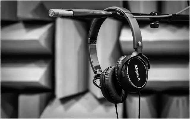 Alt view image 4 of 10 - Klipsch Reference R6i On-Ear Headphones With In-Line Mic (Black)