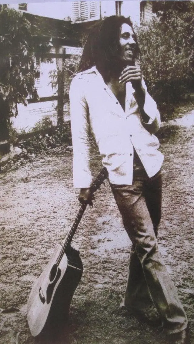 Main image of Bob Marley Leaning Leaning On Guitar Poster (24 x 36)